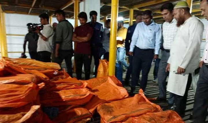 হিমাগারে অভিযান: ৩১ টন খেজুর জব্দ, ১৪ টনই মেয়াদোত্তীর্ণ