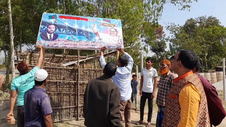 জমিতে প্রধানমন্ত্রীর ছবি দিয়ে সাইনবোর্ড, অপসারণ করালেন এমপি