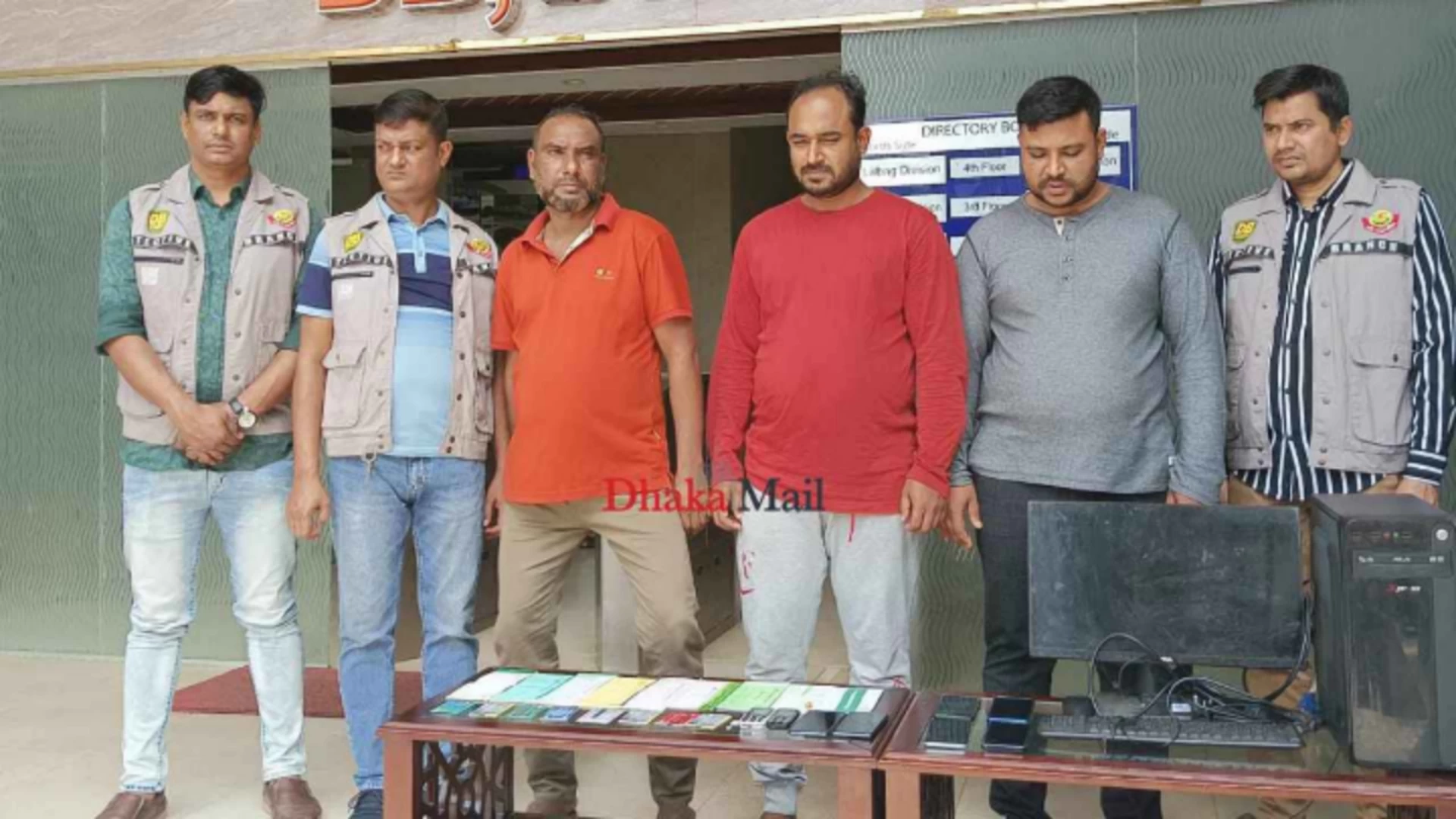 ডিসকাউন্টে এয়ার টিকিট বিক্রয় চক্রের ৩ সদস্য গ্রেফতার