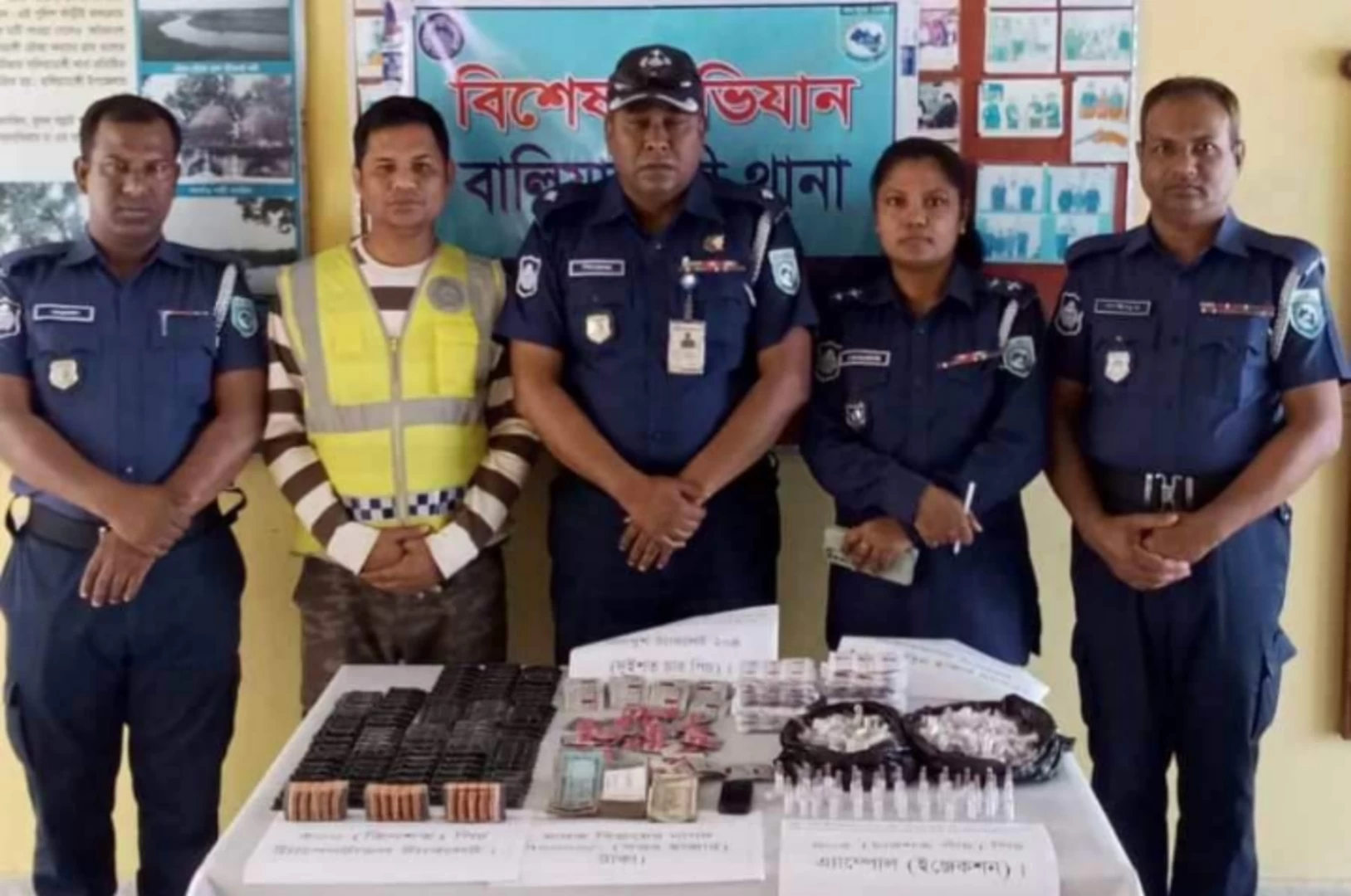 বালিয়াডাঙ্গীতে বিপুল পরিমাণ নেশাজাতীয় দ্রব্যসহ গ্রেপ্তার-১