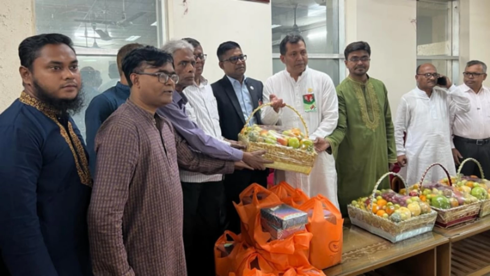 যুদ্ধাহত মুক্তিযোদ্ধাদের উপহার পাঠালেন প্রধানমন্ত্রী