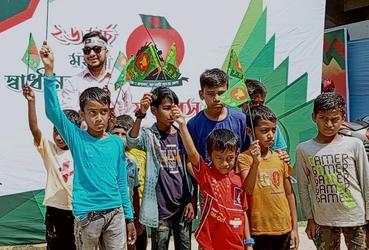 জাতীয় পতাকা বিতরণ পার্বত্য বাঙালি ছাত্র পরিষদের