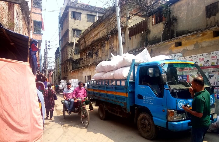 সিন্ডিকেটের কবলে টানবাজারের সুতার বাজার