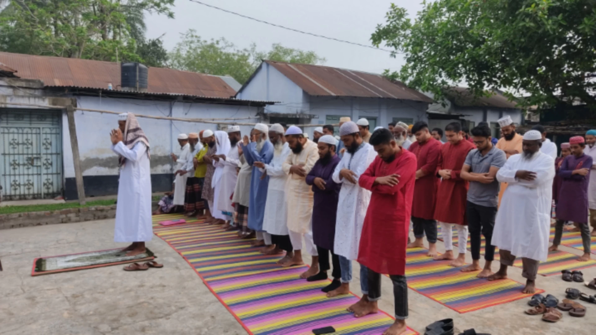 সৌদি আরবের সাথে মিল রেখে ঝিনাইদহে ঈদ