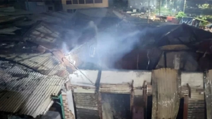 টঙ্গীতে পাইকারি বাজারে আগুন, পুড়ল ৮টি দোকান ও গুদাম