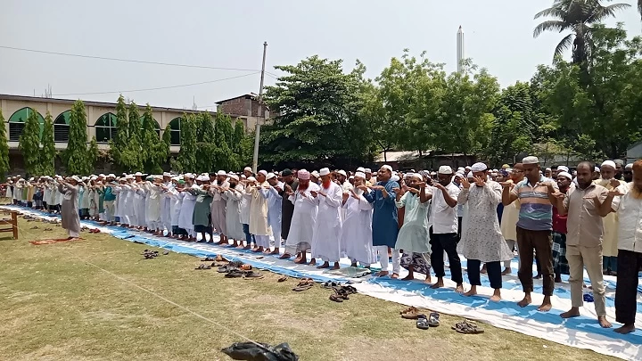 জয়পুরহাটে বৃষ্টি কামনায় নামাজ আদায়