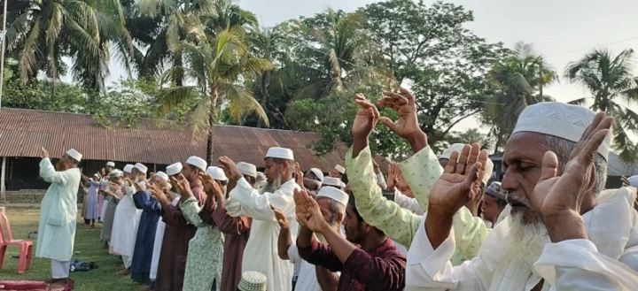 বৃষ্টির জন্য অঝোরে কাদলেন মুসুল্লিরা