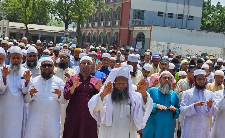 বৃষ্টি কামনায় রাজশাহীতে ইসতিসকার নামাজ