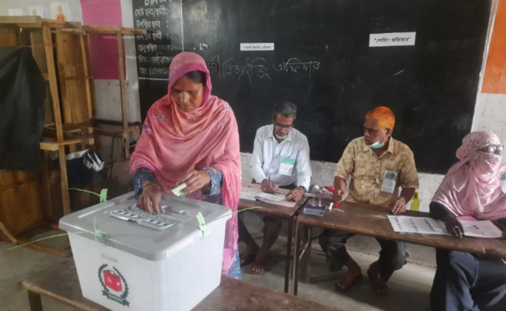 জয়পুরহাটে তিন উপজেলায় ভোট গ্রহণ চলছে