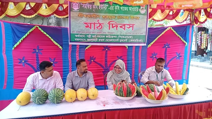 জয়পুরহাটে তরমুজ চাষে কৃষকদের উদ্বুদ্ধ করতে মাঠ দিবস