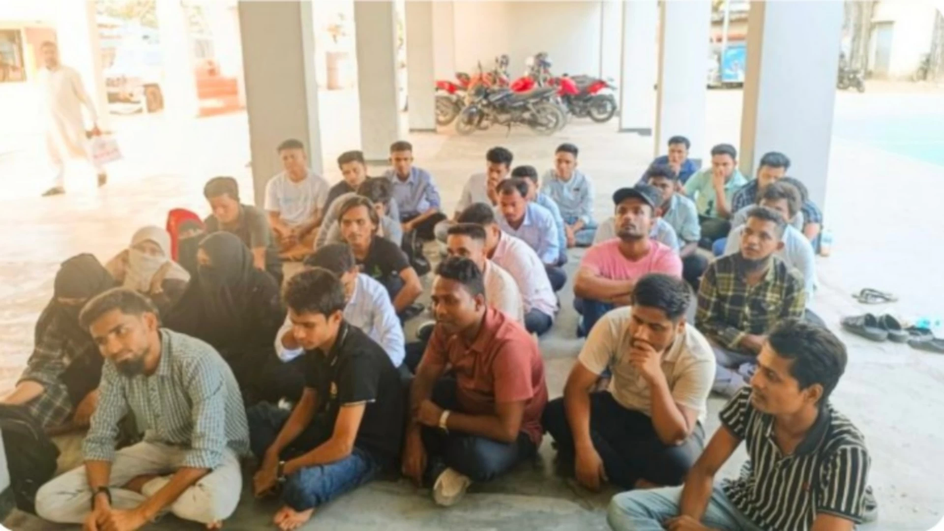 ভার্চুয়ালি আন্তর্জাতিক সম্মেলনে যোগ দেয়া ৩২ রোহিঙ্গা আটক