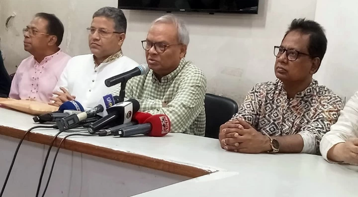 ব্যাংকে সাংবাদিক ঢুকবে না, তাহলে কি মাফিয়া ঢুকবে, প্রশ্ন রিজভীর