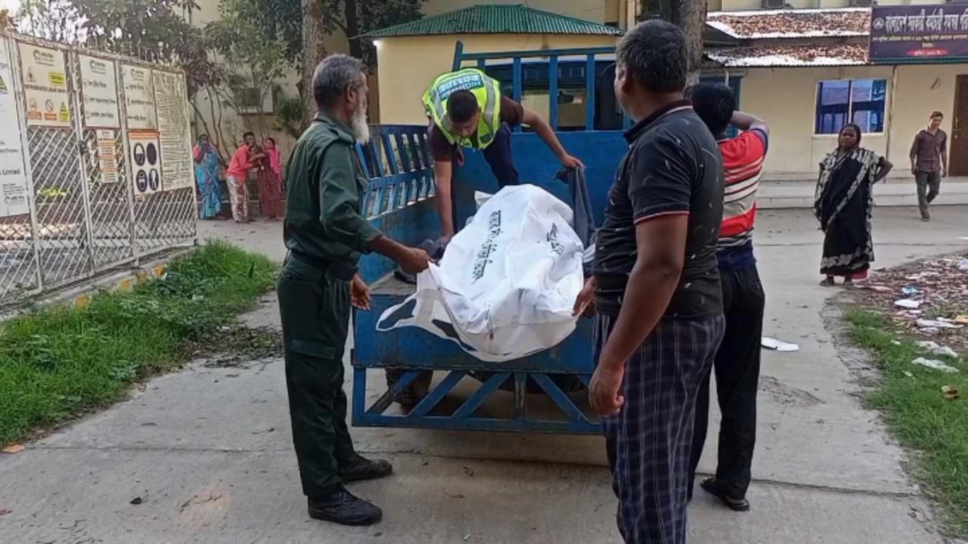 টাঙ্গাইলে চলন্ত লরির পেছনে কাভার্ডভ্যানের ধাক্কা, নিহত ২