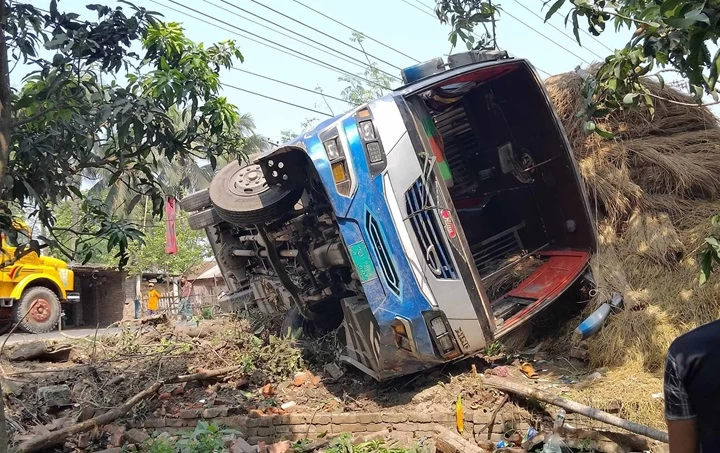 গোদাগাড়ীতে নাইট কোচের ধাক্কায় গৃহবধুর মৃত্যু