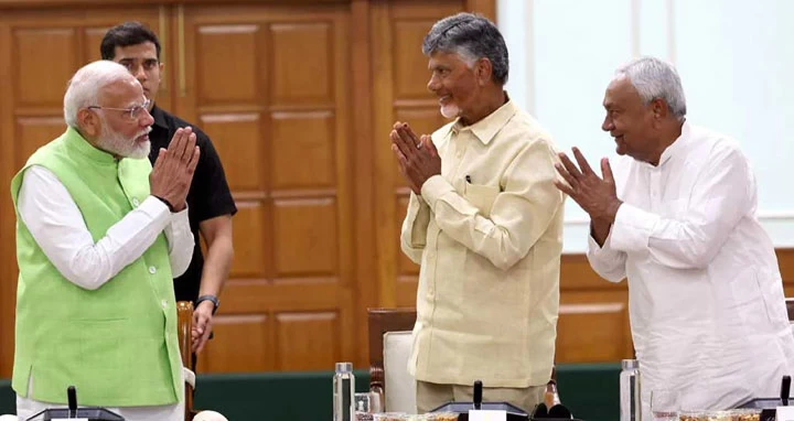 প্রধানমন্ত্রী হতে মোদীকে সমর্থন নাইডু-নীতিশের