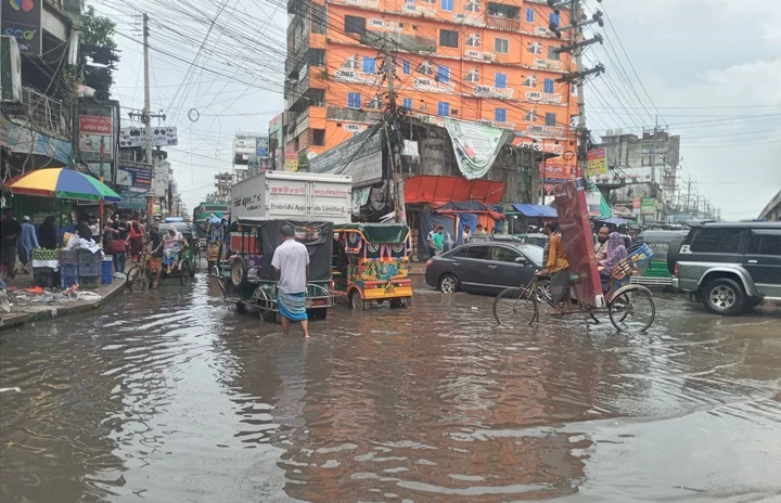শ্রীপুরে মাওনা চৌরাস্তায় সামান্য বৃষ্টি হলেই জলাবদ্ধতা