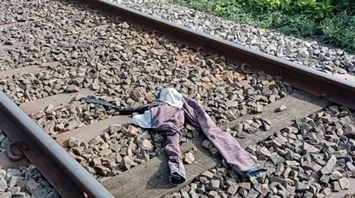 রেল লাইনের ওপর থেকে মস্তক বিহীন লাশ উদ্ধার