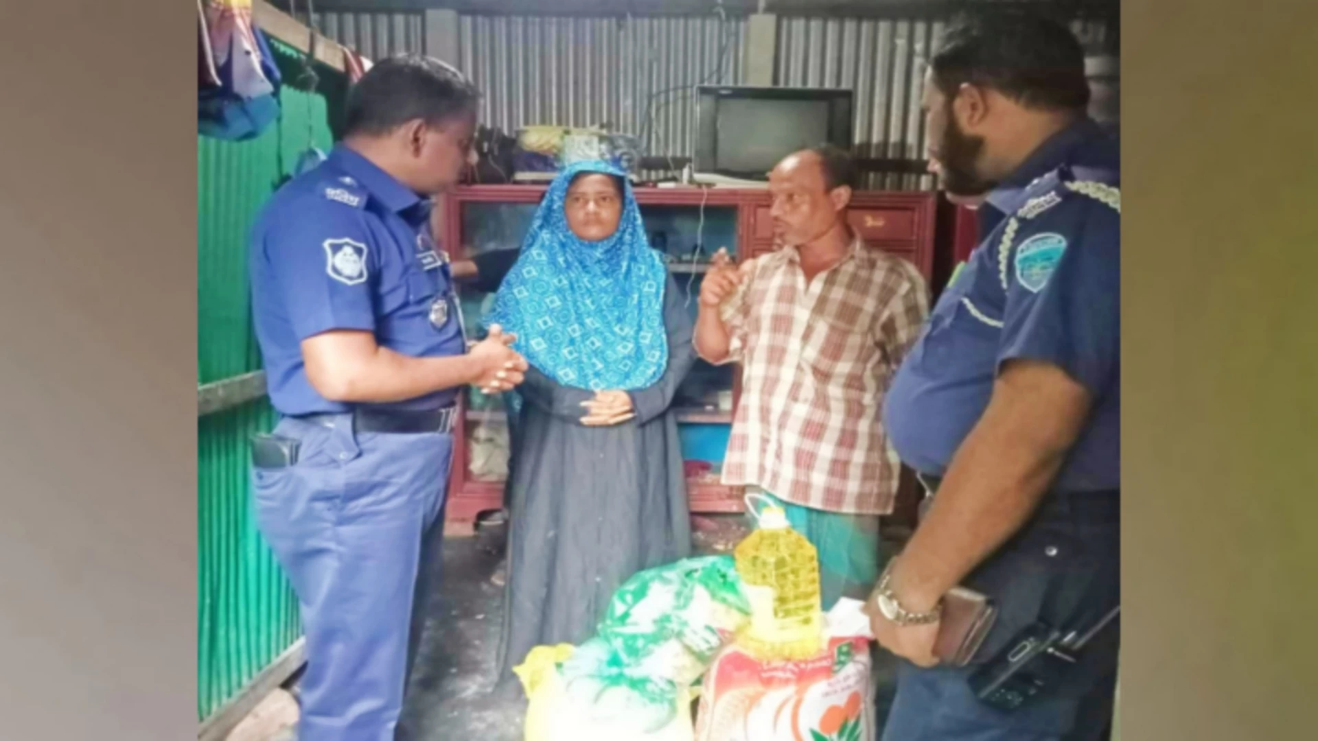 রুপালী বাংলাদেশে সংবাদ প্রকাশের পরে সমাজচ্যুত পরিবারের পাশে ওসি আলমগীর হোসেন