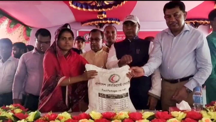 ঘূর্ণিঝড় রেমালের ক্ষতিগ্রস্ত পরিবারের মাঝে খাদ্য সামগ্রী বিতরণ