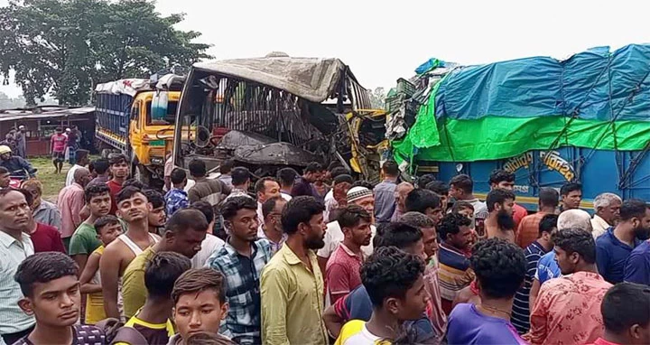 দিনাজপুরে বাস-ট্রাকের দুর্ঘটনায় শিশুসহ নিহত ৬