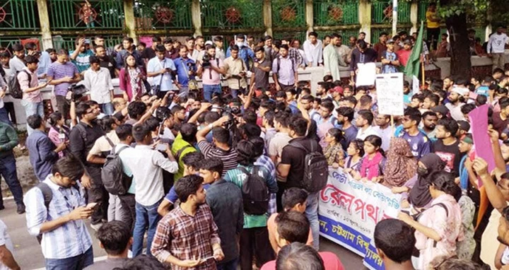 চবি শিক্ষার্থীদের পুলিশের লাঠিচার্জ