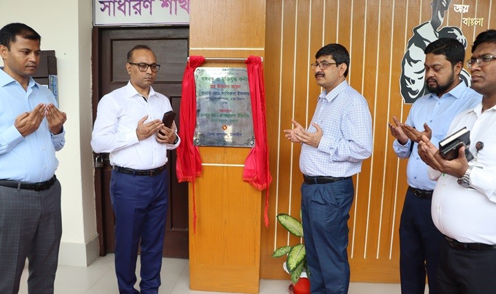 বঙ্গবন্ধু ও মুক্তিযুদ্ধ কর্নার এবং সর্বজনীন পেনশন স্কীম সহায়তা বুথ