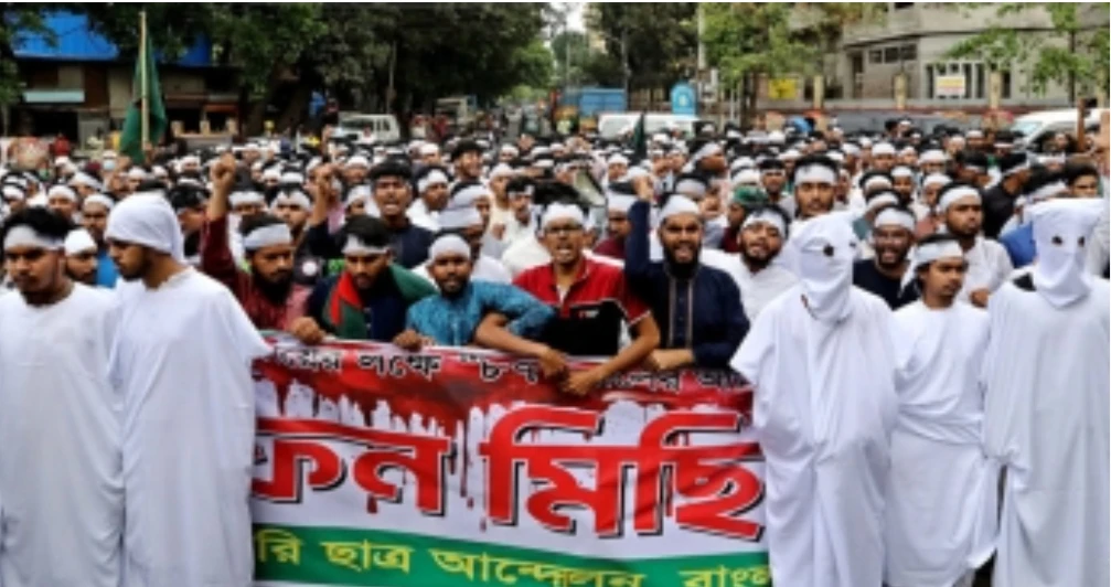 কাফনের কাপড় পরে পলিটেকনিক শিক্ষার্থীদের মিছিল