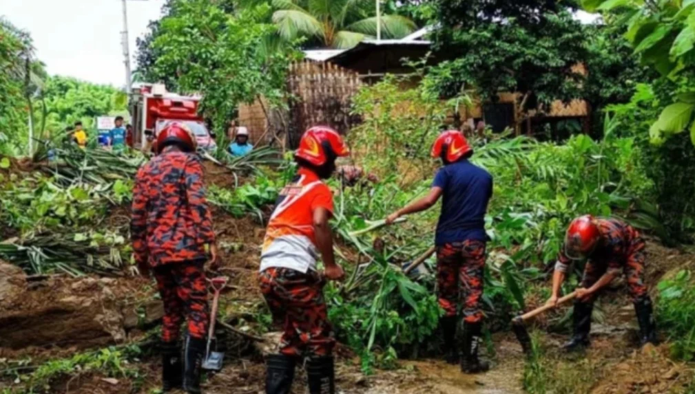 সাজেকে পাহাড়ধ্বসে  সড়ক যোগাযোগ বিচ্ছিন্ন,আটকা পড়েছে শত শত পর্যটক