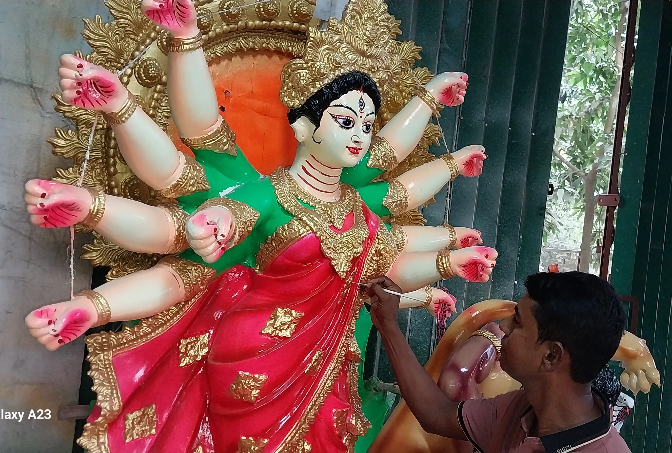 মাটির কাজ শেষে রং তুলির আঁচড়ে ফুটিয়ে তুলতে ব্যস্ত সময় পার করছেন মৃৎশিল্পীরা
