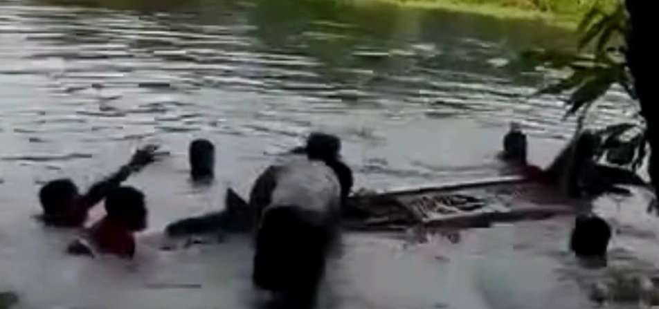 নোয়াখালীতে প্রশিক্ষণ প্রাইভেটকার পুকুরে পড়ে তরুণের মৃত্যু