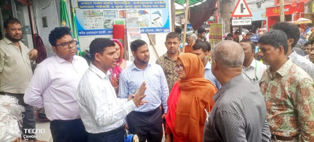 হাটহাজারীতে মোবাইল কোর্ট অভিযান: ফুটপাত ও রাস্তা দখলকারীদের জরিমানা